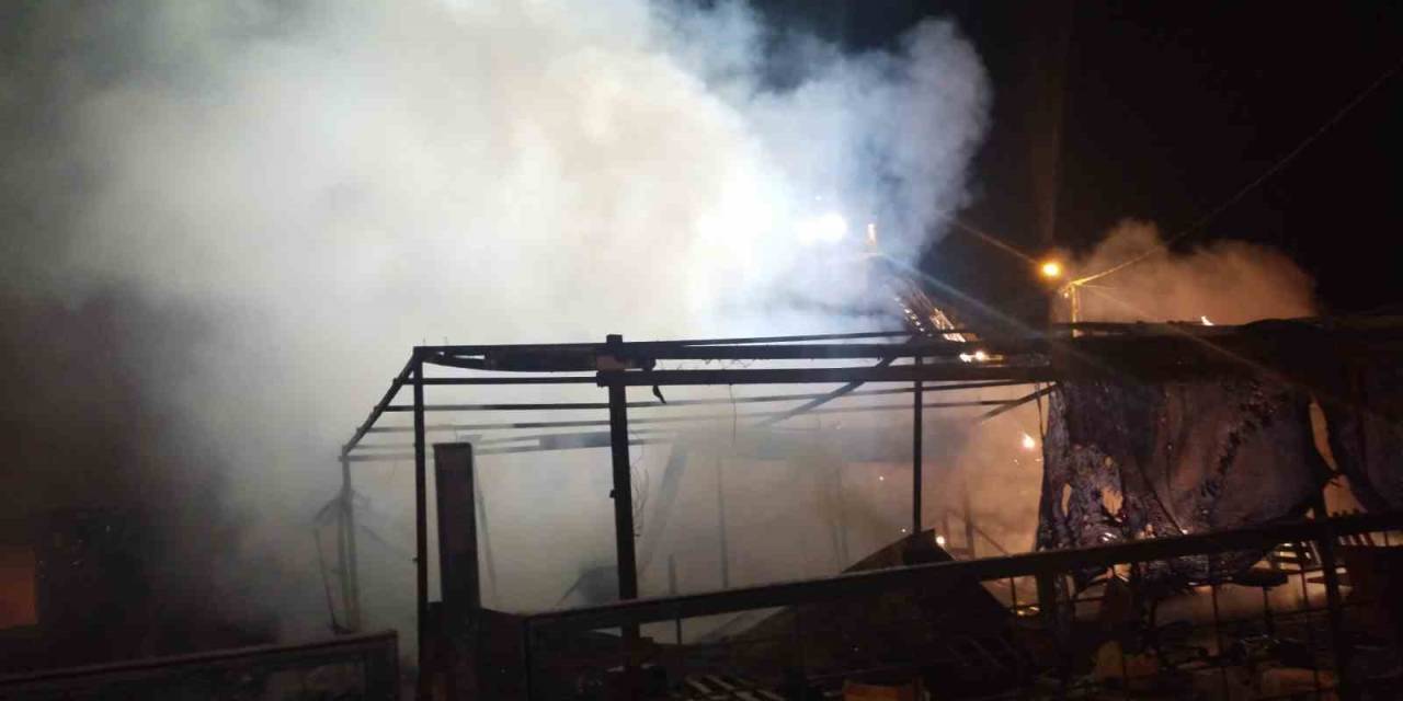 Sancaktepe’de Ahır Ve Kümes Alev Alev Yandı: 30 Tavuk Telef Oldu