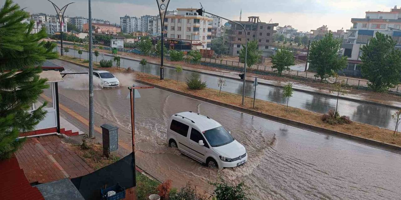 Osmaniye’de Sağanak Ve Fırtınada Sokaklar Göle Döndü