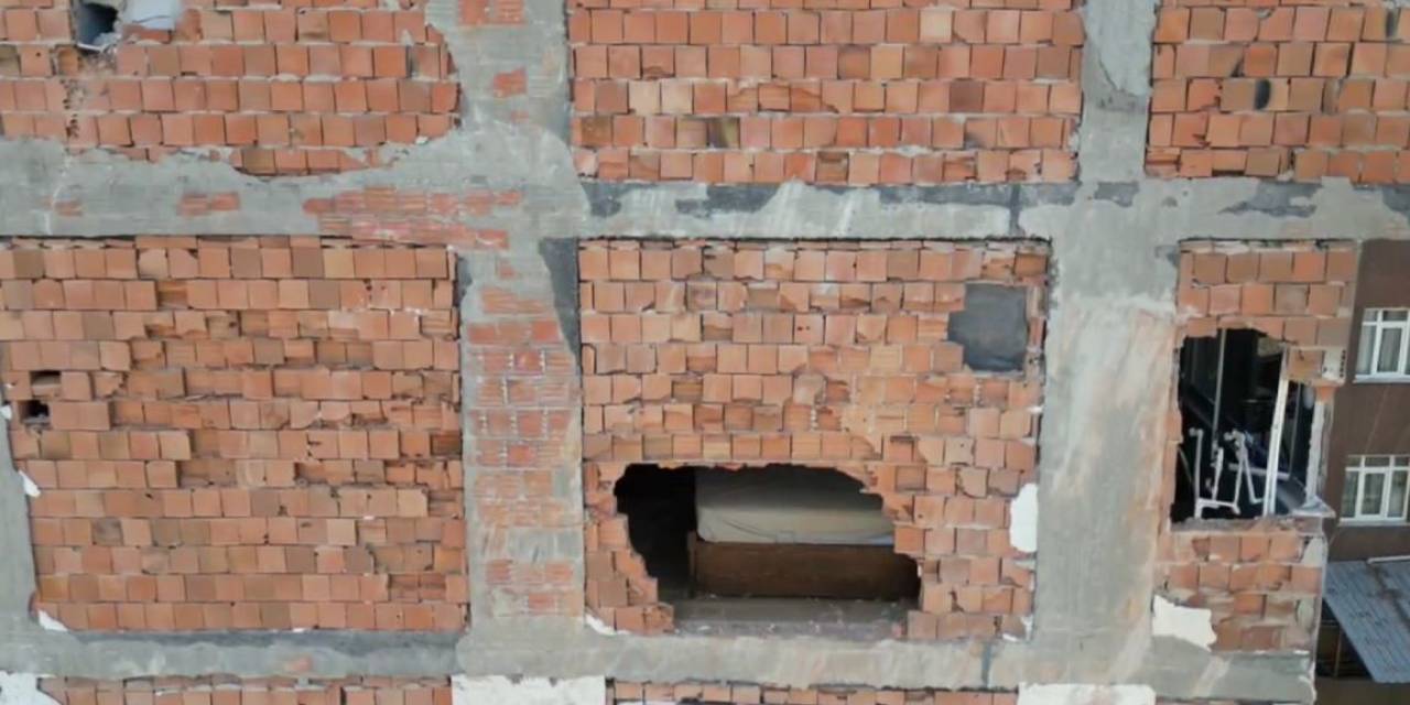 Sultangazi’de Yıkım Çalışması Sırasında Duvarları Yıkılan Bina Havadan Görüntülendi