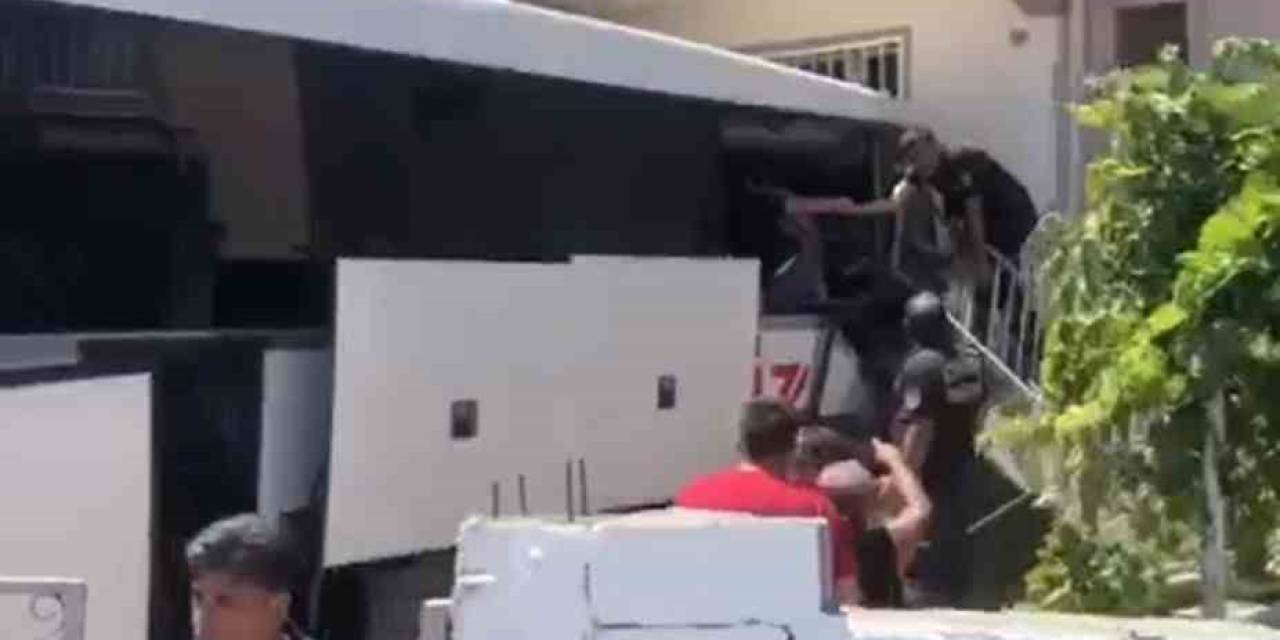 Milas-söke Karayolunda Kaza: Kontrolden Çıkan Otobüs Apartmanın Zemin Katına Girdi