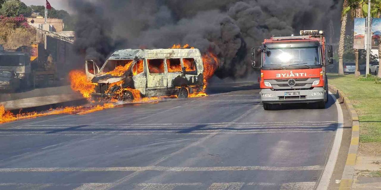 Minibüs Alev Topuna Döndü