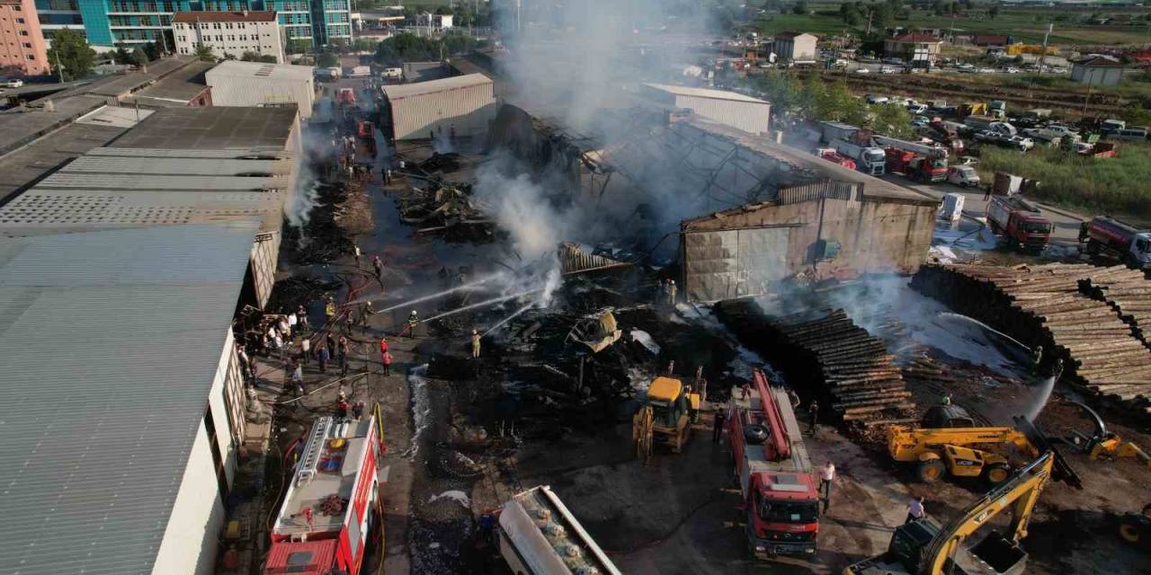 Kereste Fabrikasındaki Yangın İş Yerlerine Sıçradı, Olay Yeri Havadan Görüntülendi