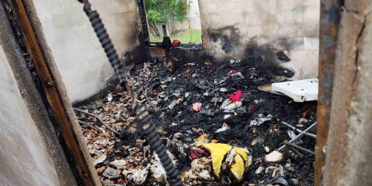 Seydikemer’de Alevlere Teslim Olan Ev Kullanılamaz Hale Geldi