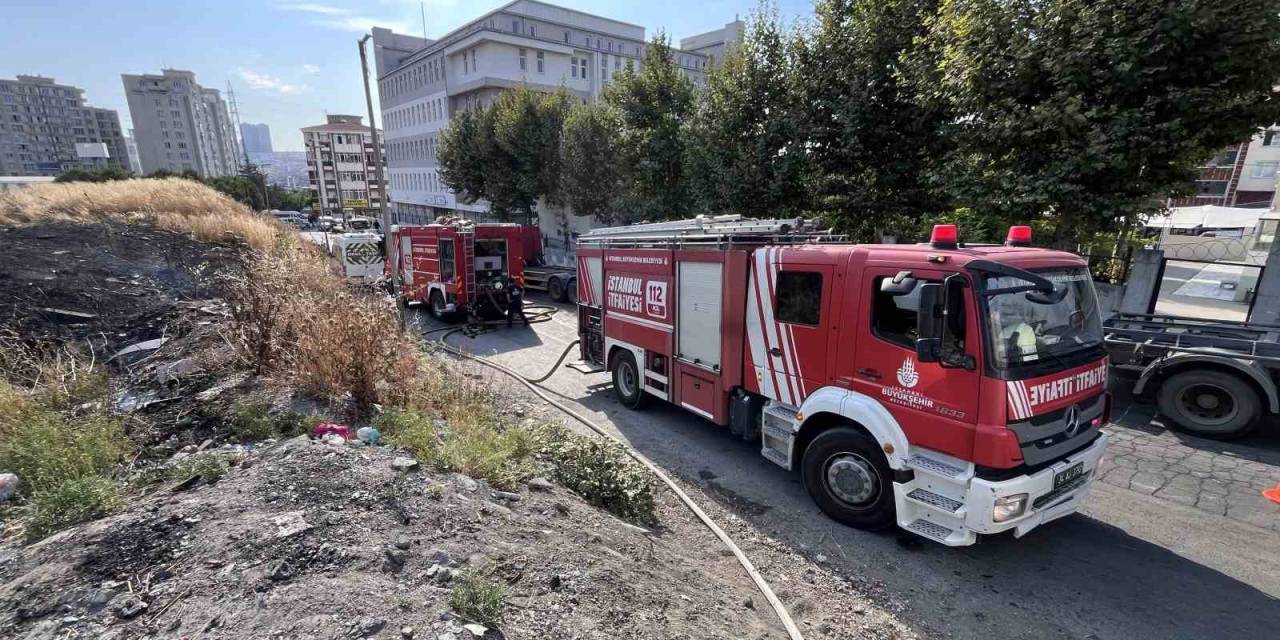 Esenyurt’ta Otluk Alanda Çıkıp Geniş Alana Yayılan Yangın Söndürüldü