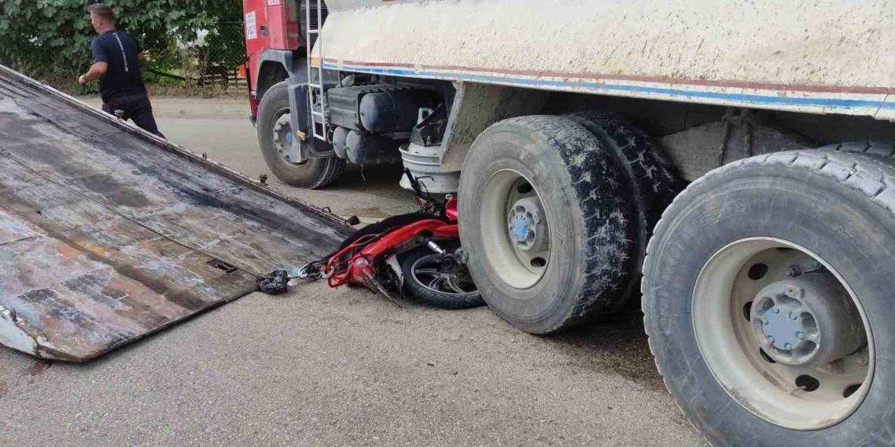 Bursa’da Motosiklet Kamyonun Altına Girdi: 1 Yaralı