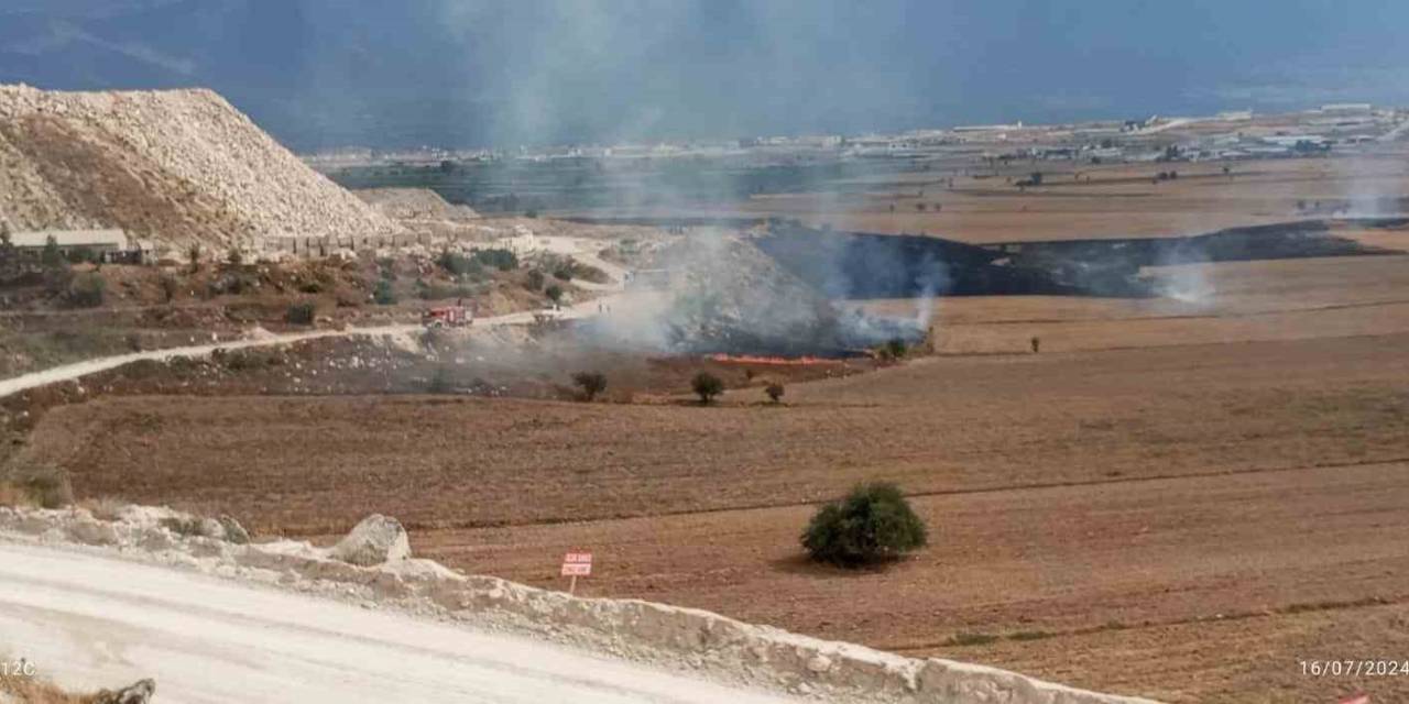 Ekili Arazide Çıkan Yangın İtfaiyenin Çabasıyla Söndürüldü