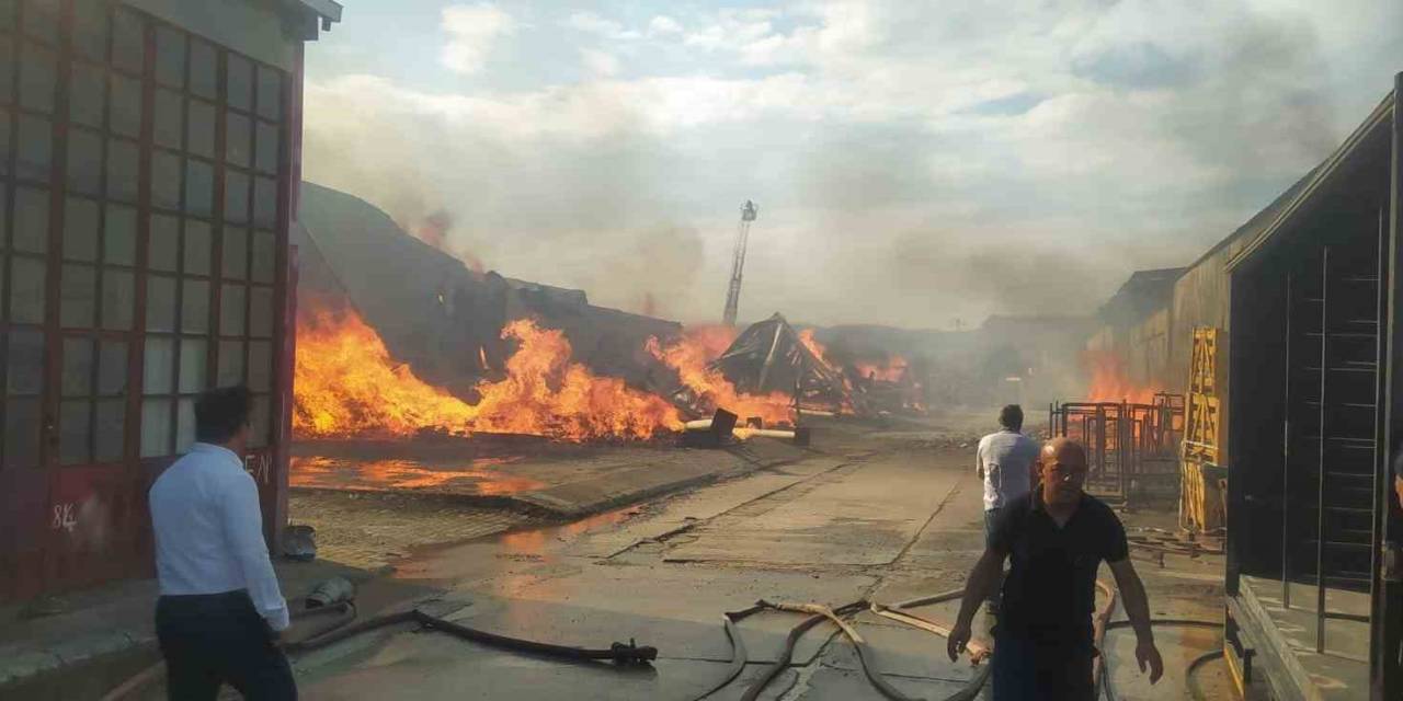 Bursa’da Kereste Fabrikası Alev Alev Yanıyor