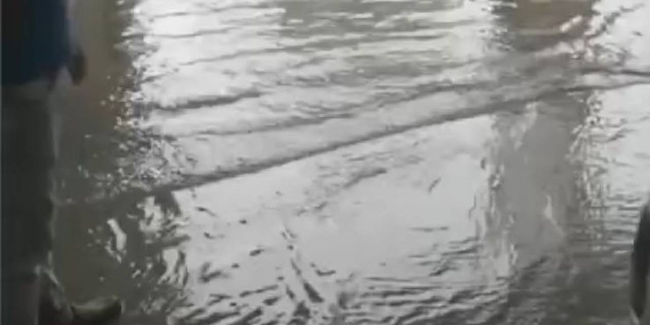 Bucak’ta Sağanak Yağış Etkili Oldu, İş Yerlerini Su Bastı