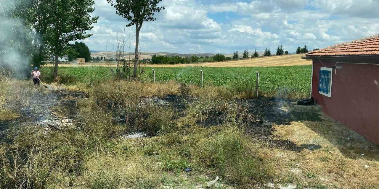 Boş Arsada Çıkan Yangın Korkuttu