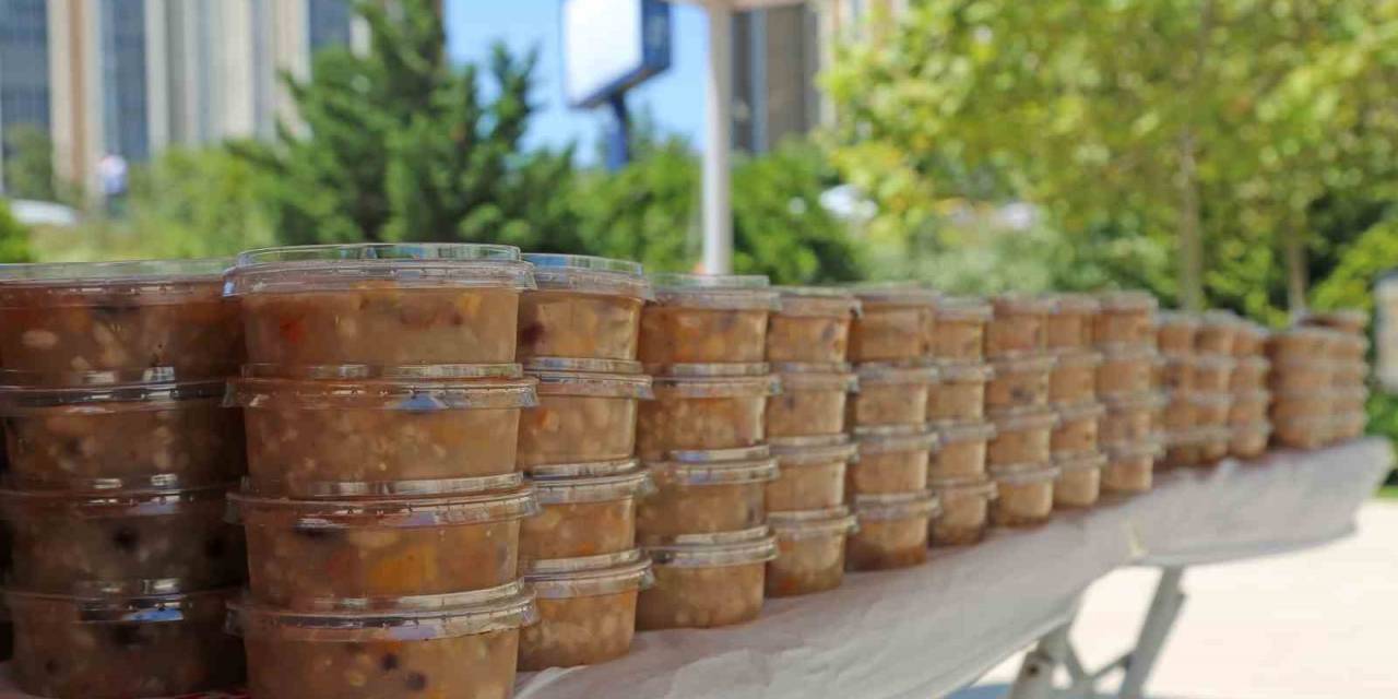 Ataşehir’de 35 Bin Kişiye Aşure İkramı