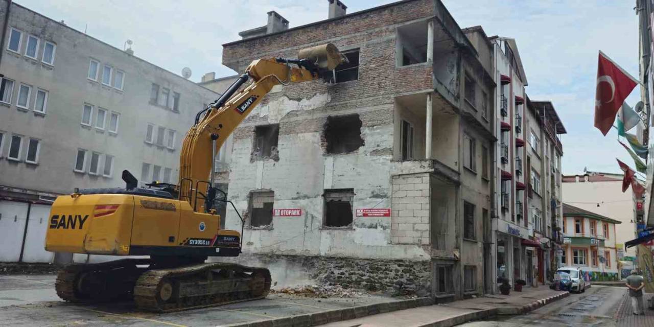 İlkadım’da Metruk Binalar Yıkılıyor