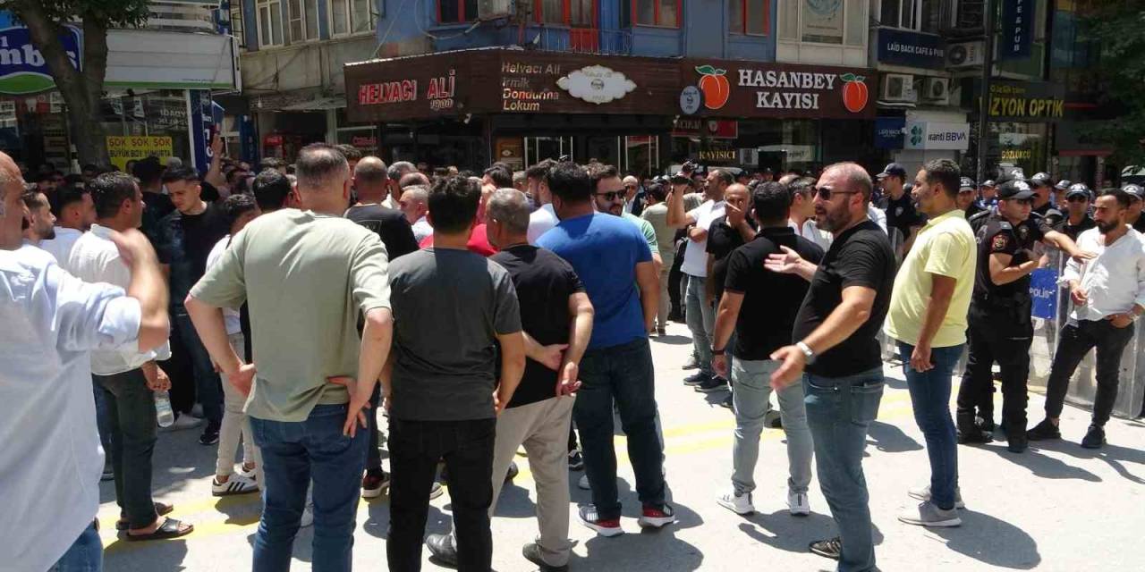 Yıkım İçin Dükkanlar Boşaltılmayınca Elektrikleri Kesilen Esnaf Yol Kapattı