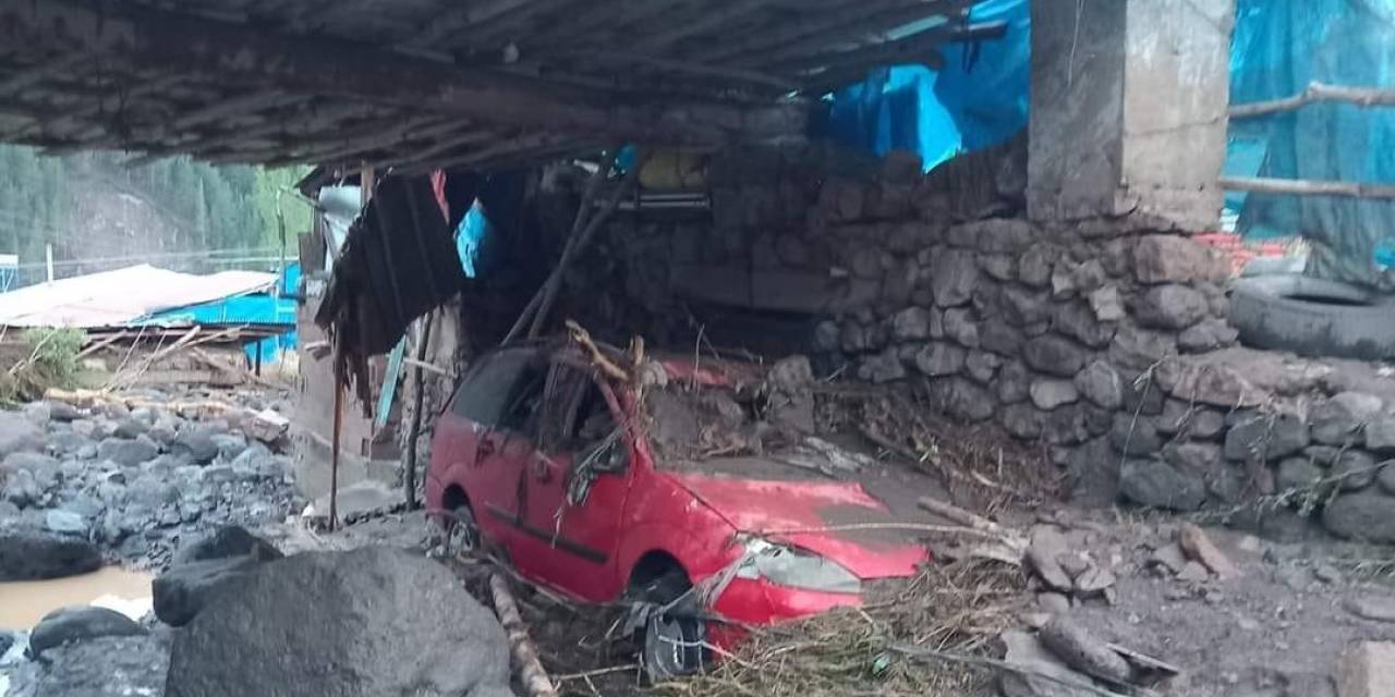 Pasinlerde Sel Yıktı Geçti