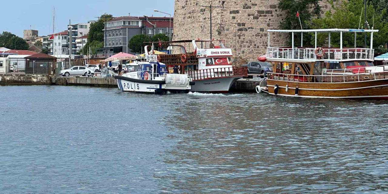 Dalgıçların Deniz Dibi Temizliği Sırasında Gezi Teknesi Paniği