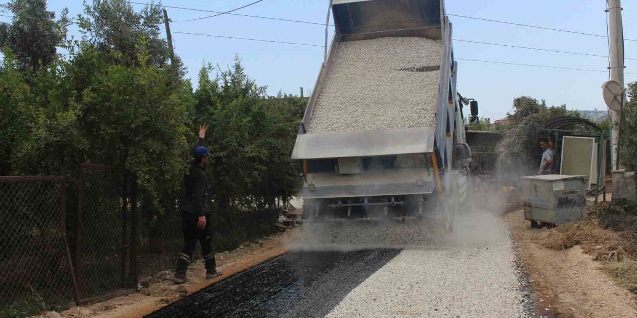 Finike’de 3 Mahallede Sathi Kaplama Asfalt Çalışması