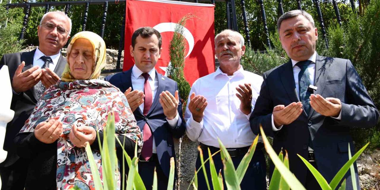 Şehit Öğretmen Necmettin Yılmaz Kabri Başında Anıldı