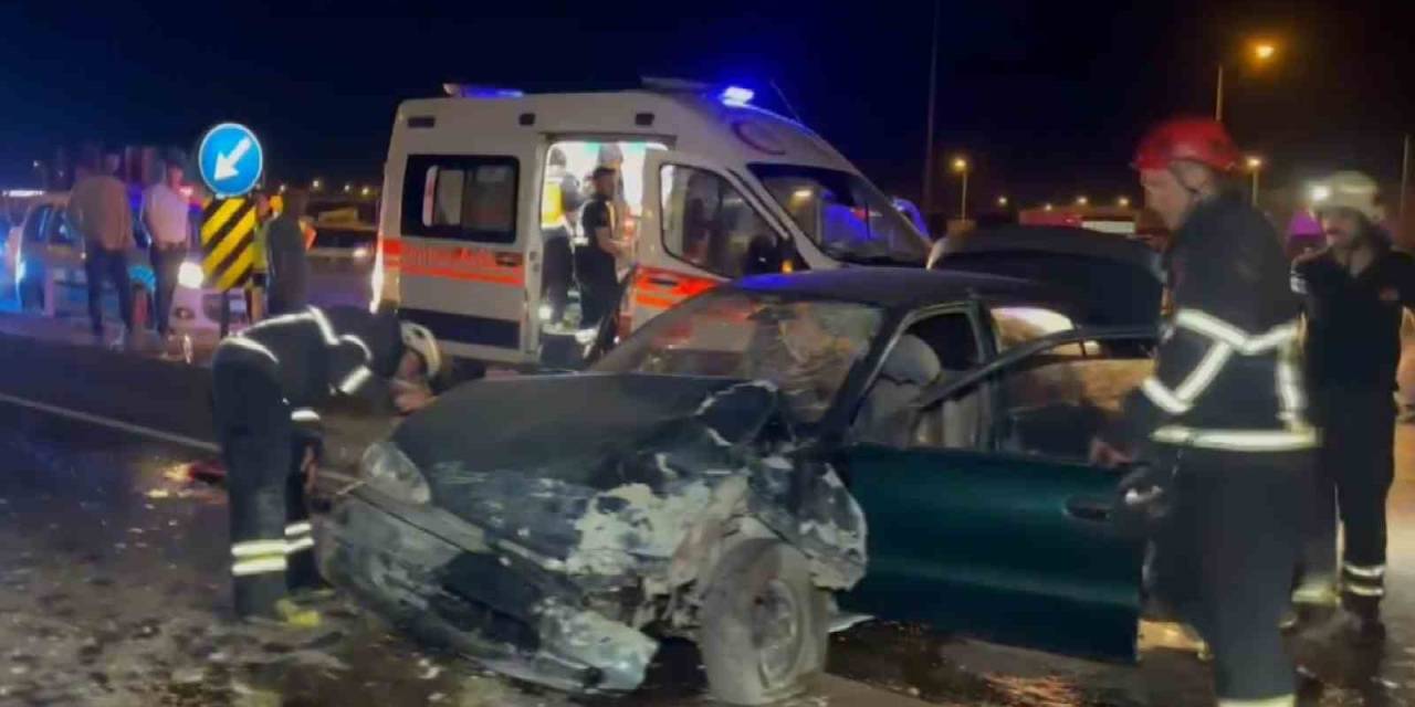 Aksaray’da Hafif Ticari Araç İle Otomobil Çarpıştı: 4 Yaralı