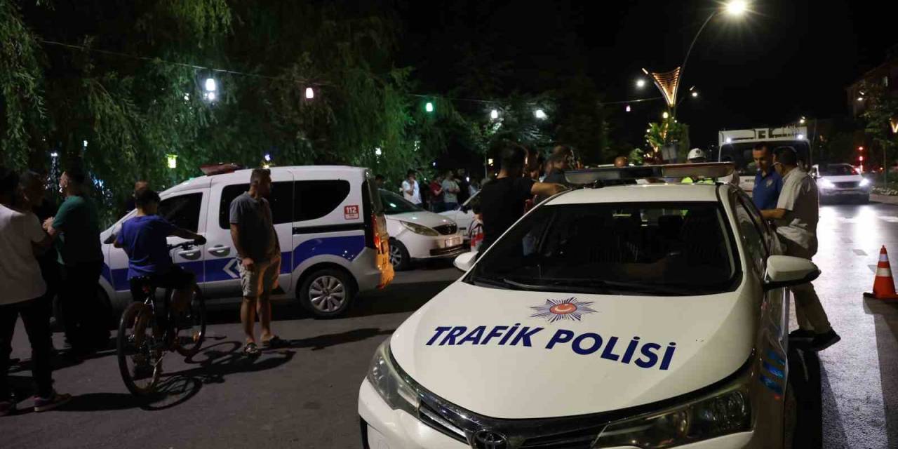 Hırsını Önce Aracın Tamponundan, Sonra Gazetecilerden Çıkarttı