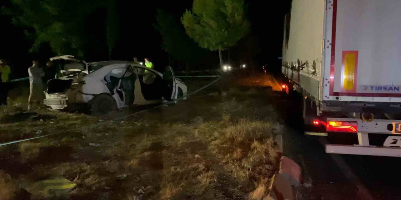 Otomobil İle Tır Çarpıştı: 1 Ölü, 3 Ağır Yaralı