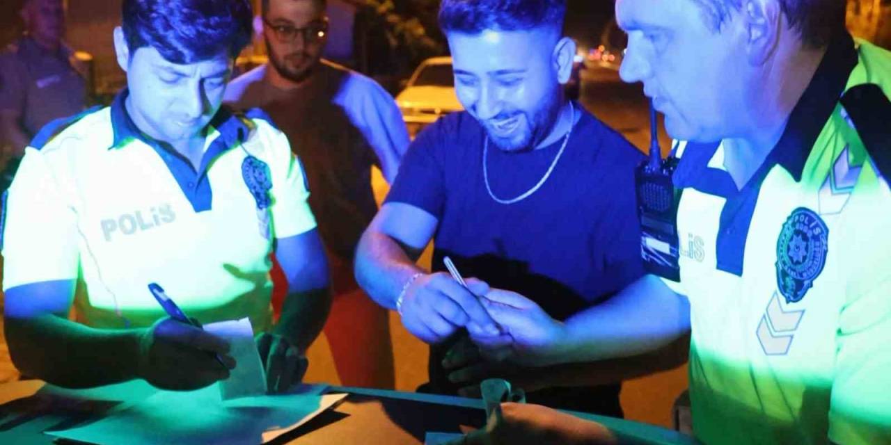 Ceza Yiyince Kahkahayla İmza Attı, Espri Yapıp Gülerek “Oh” Çekti