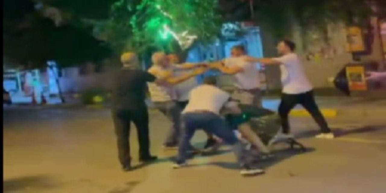 İzmir’de Yumruk Yumruğa Kavga Kamerada