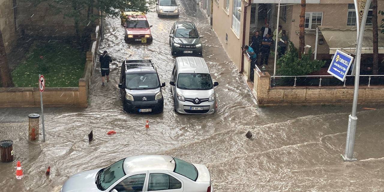 Bayburt’ta Etkili Olan Sağanak Nedeniyle Cadde Ve Sokakları Su Bastı