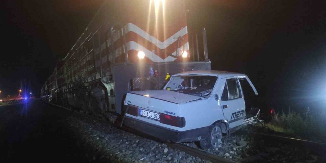 Trenin Çarptığı Otomobil Sürücüsü Şans Eseri Hafif Yaralandı