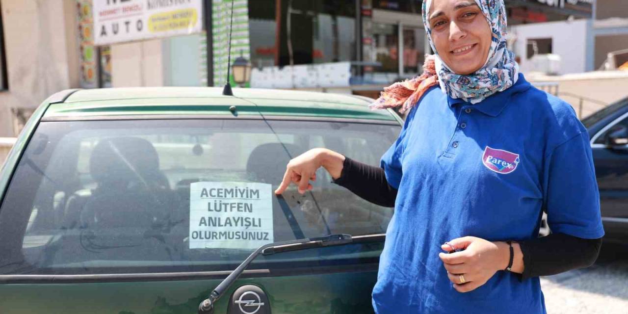 14 Yıldır Ehliyeti Olmasına Rağmen Araç Kullanamayan Kadın, "Acemiyim. Lütfen Anlayışlı Olur Musunuz" Notu Sayesinde Korkusunu Yendi