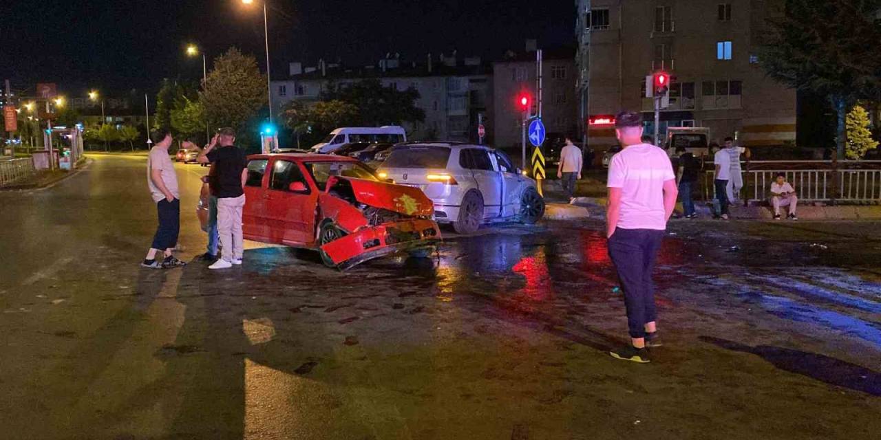 Kayseri’de 2 Otomobil Çarpıştı: 4 Yaralı