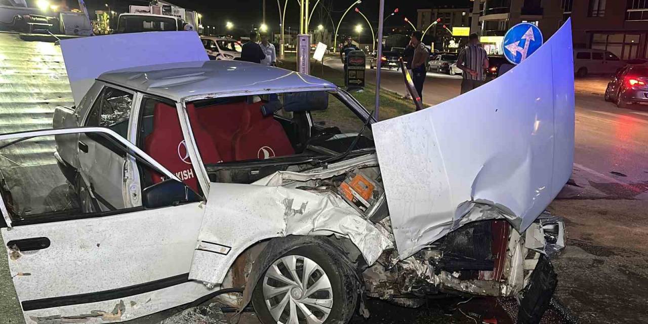 Uşak’ta İki Otomobil Çarpıştı: 2’si Çocuk 6 Yaralı