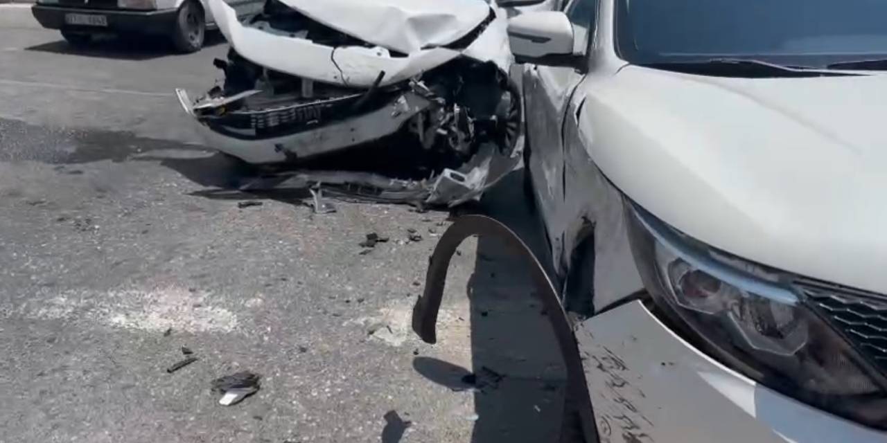 Manavgat’ta İki Otomobil Çarpıştı: 1 Yaralı