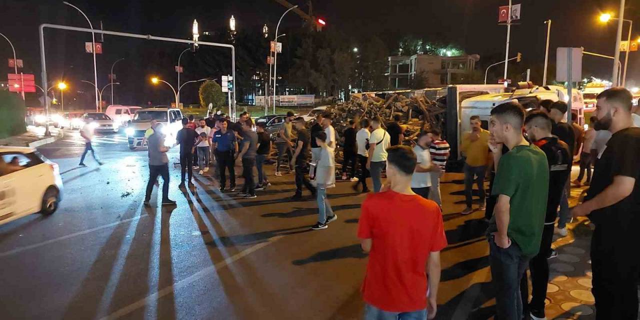 Batman’da Odun Yüklü Kamyon Devrildi: 2 Yaralı