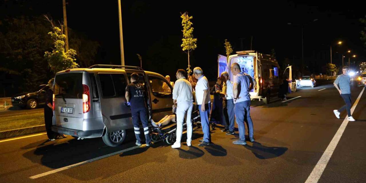 Köpeğe Çarpmamak İçin Duran Araca, Arakadan Gelen Araç Çaptı: 2 Yaralı