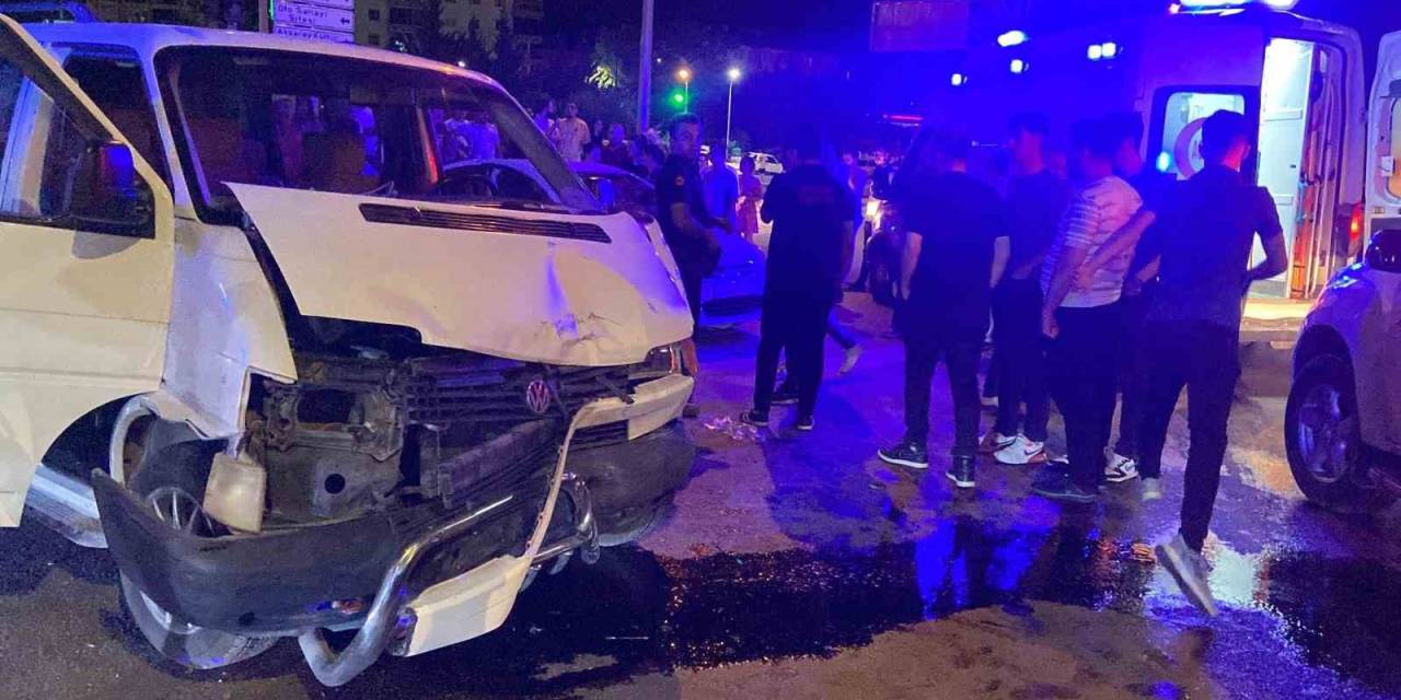 Aksaray’da Minibüs İle Otomobil Çarpıştı: 3 Yaralı