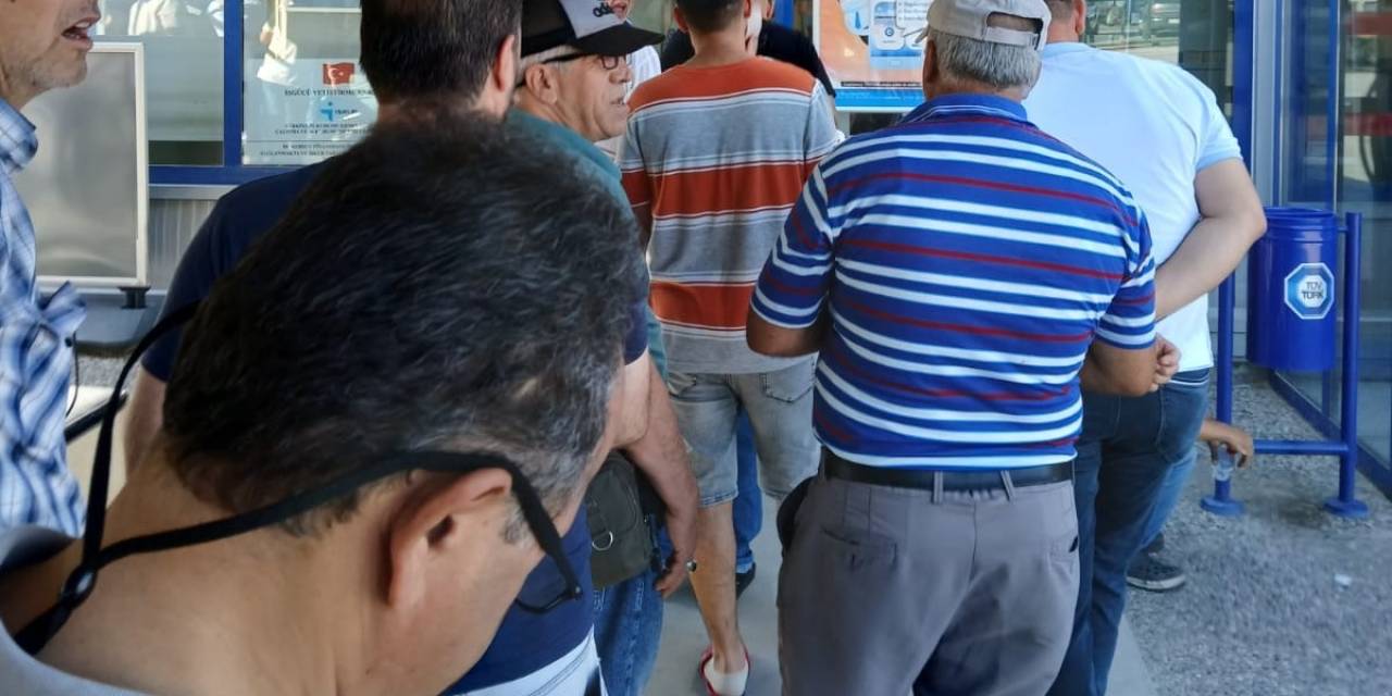 Hizmet Verilemeyince Uzun Kuyruklar Oluştu