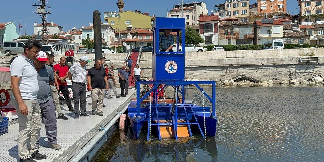 Eğirdir Gölü Üzerindeki Yosunlar Ve Otlar Temizlenmeye Başladı