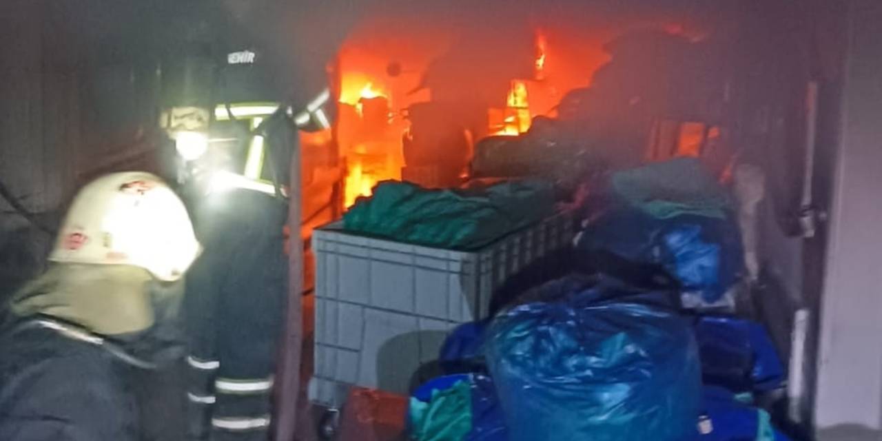 Kuru Temizleme Dükkanında Çıkan Yangın İş Yerini Küle Çevirdi