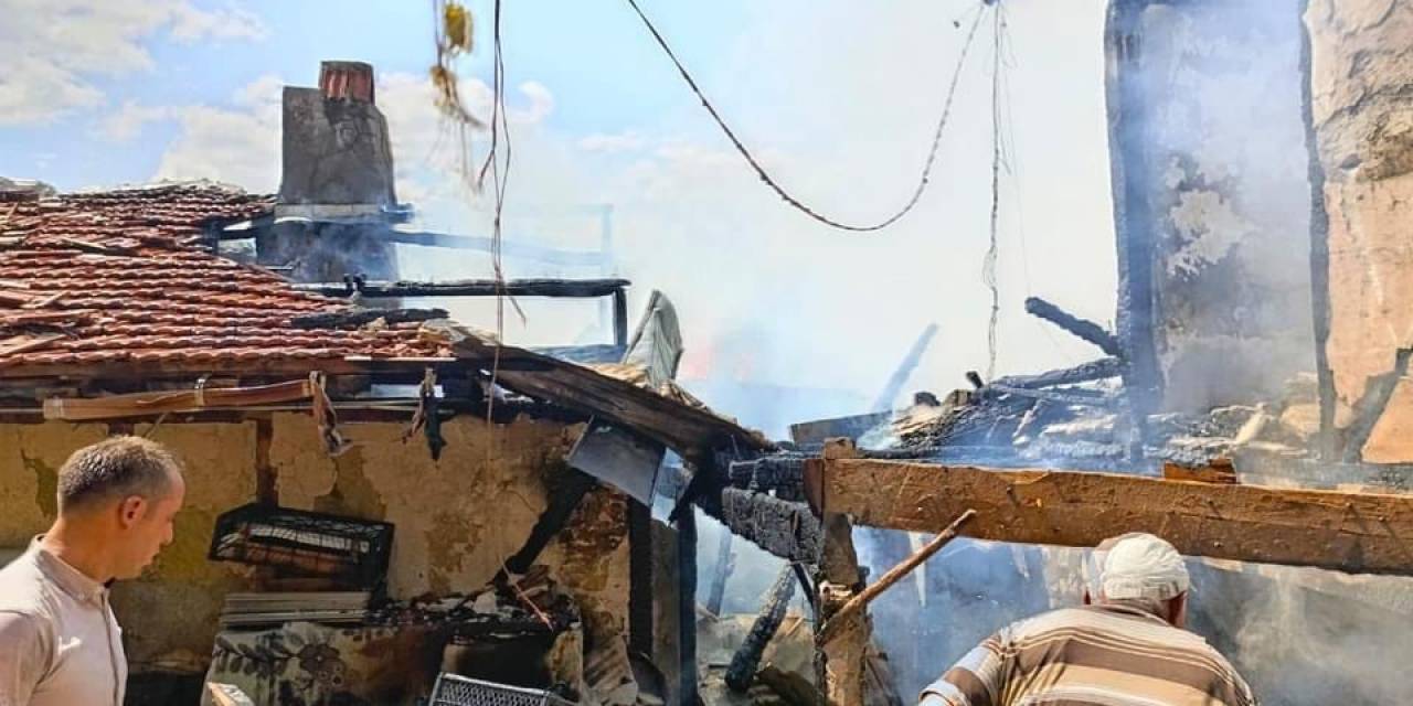 Aynı Köyde Bir Gün Arayla İki Yangın: 6 Ev Kullanılmaz Hale Geldi