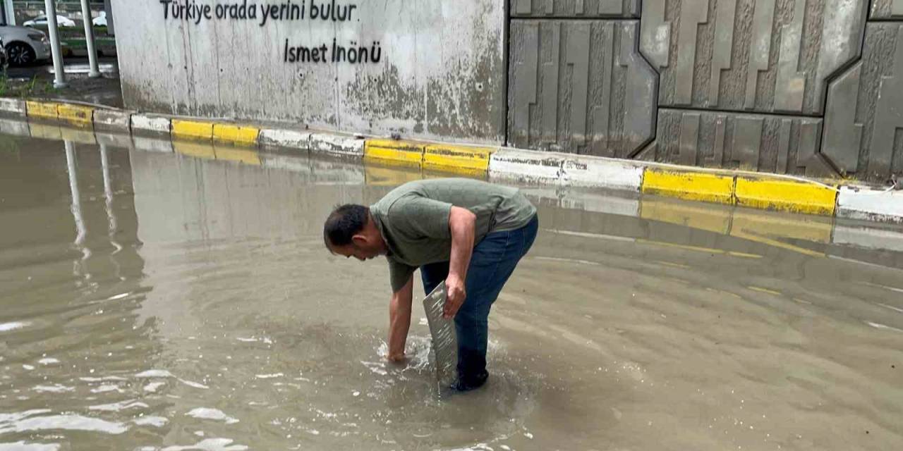 Bolu’da Altgeçitler Göle Döndü: Suyun İçinde Dakikalarca Plakasını Aradı