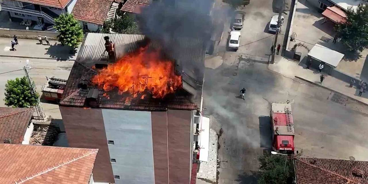 Çatı Yangınında Hızlı Müdahale Faciayı Önledi