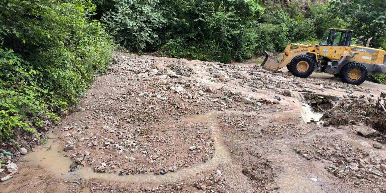 Trabzon’da Şiddetli Yağış Su Taşkınları Ve Toprak Kaymalarına Neden Oldu