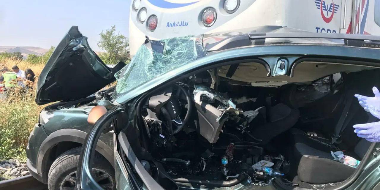 Yolcu Treni Hemzemin Geçitte Otomobile Çarptı: 3 Ölü