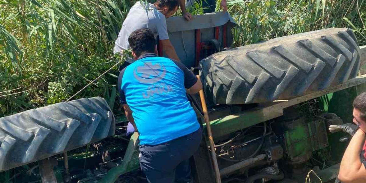 Devrilen Traktörün Altına Kalan Şahıs Yaralı Kurtuldu