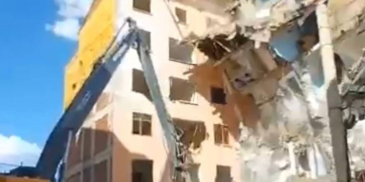 İş Makinesinin Tek Darbesi, Ağır Hasarlı Binayı Yerle Bir Etti