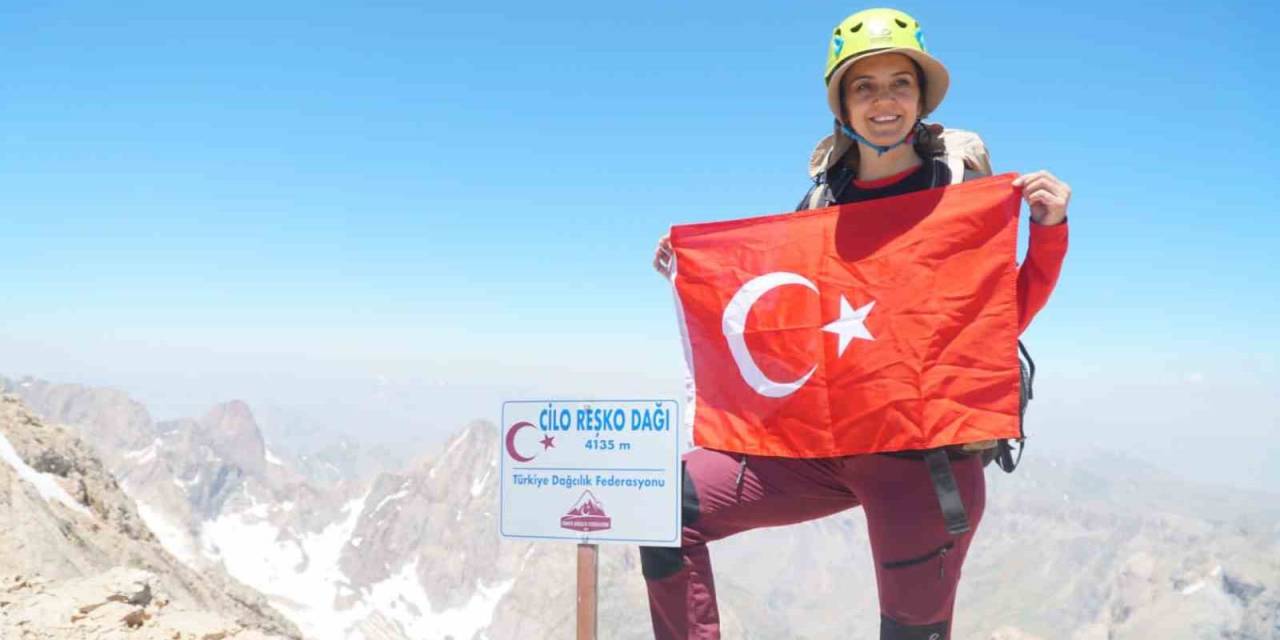 İzmirli Dağcılar Türkiye’nin En Yüksek İkinci Zirvesine Ekipmansız Tırmandı
