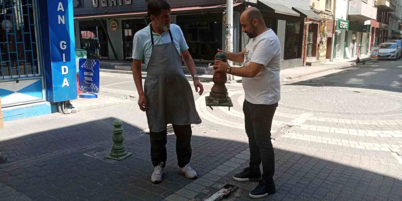 Trafiğe Kapalı Olmasına Rağmen Her Çeşit Aracın İşgal Ettiği Sokaktaki Esnaf Kendi Çözümünü Üretti