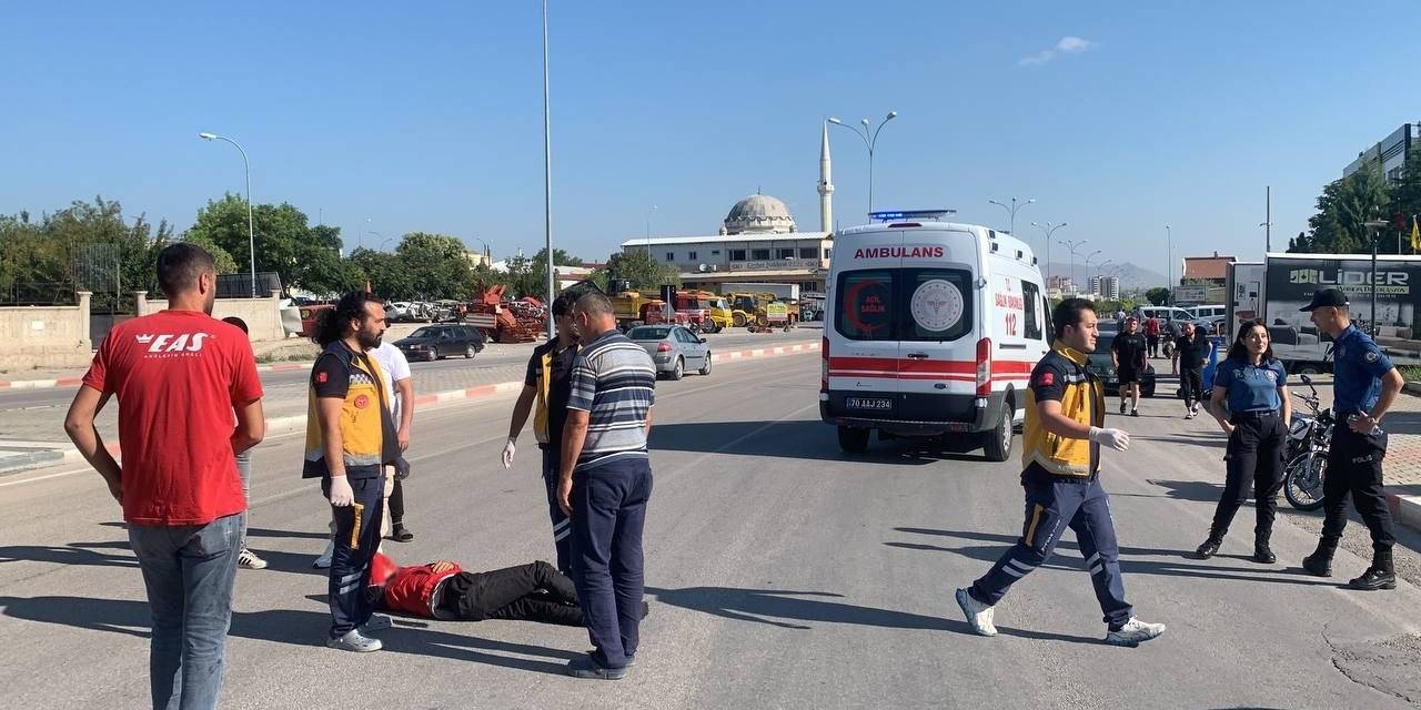 Hafif Ticari Araçla Çarpışan Motosiklet 30 Metre Sürüklendi: 2 Yaralı