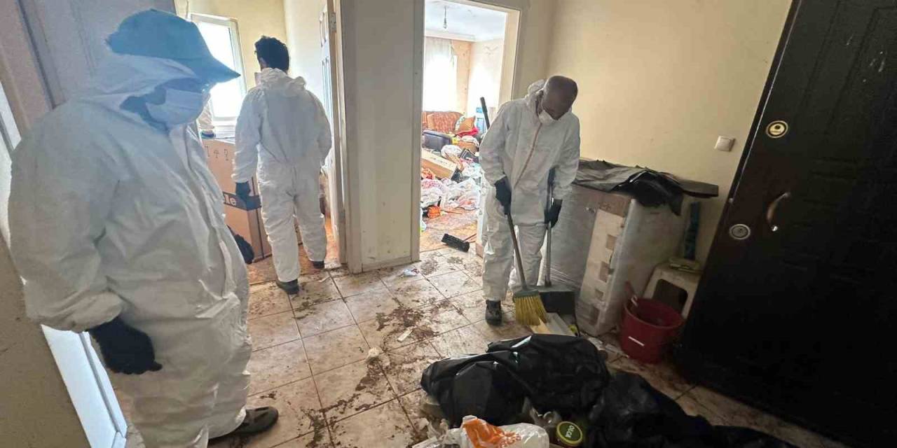 Nilüfer’de Çöp Ev Temizlendi