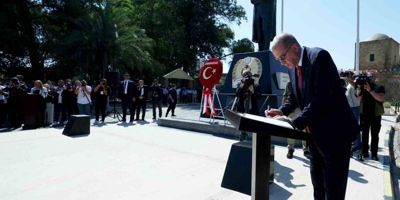 Cumhurbaşkanı Erdoğan, Atatürk Anıtı’na Çelenk Sundu