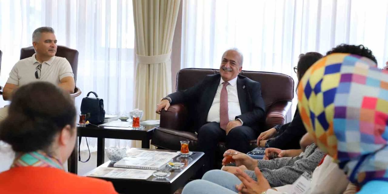 Atatürk Üniversitesinde Buluşan Öğrenciler, Rektör Çomaklı’yı Ziyaret Etti